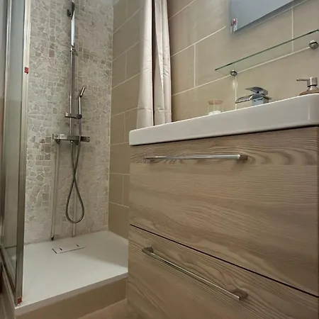 Capouchine Parking Et Balcon Proche Centre Ним
