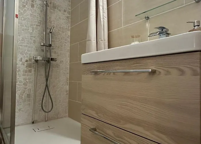 Capouchine Parking Et Balcon Proche Centre נים